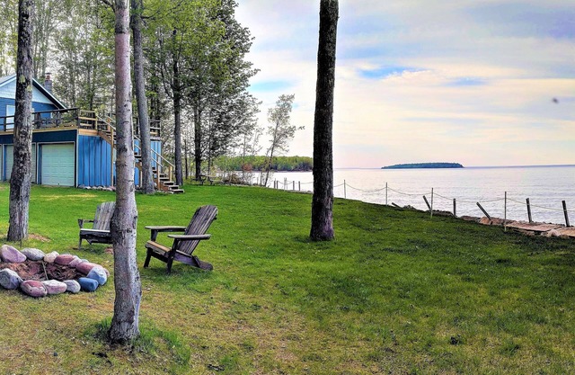 Lake Superior Lodge w/Private Lakefront Large Deck, Island Views, Pictured Rocks