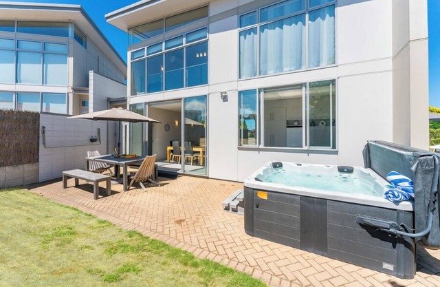 Lake Taupo Gem with Hot Tub
