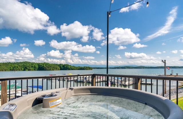 Lake Therapy - Lake View / Mountain View / Fire Pit / Corn Hole / Hot Tub