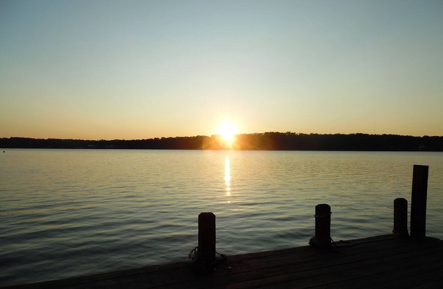 Lake Tillery- Beautiful sunrises, large screened porch, and newly renovated home