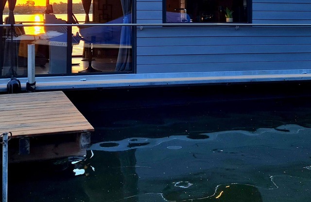 Lake time in a houseboat with fireplace & sauna on Lake Schwielochsee
