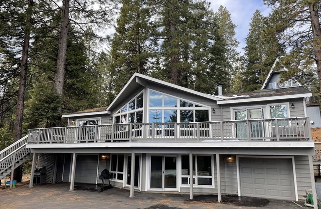 Lake retreat for multiple families w/game room!