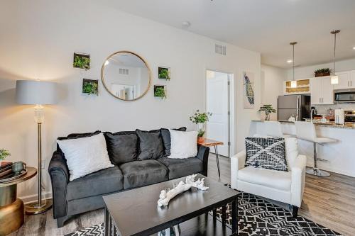 Lake View 2BR 2BA Suite Nr DWTN & NAS w POOL & Gym