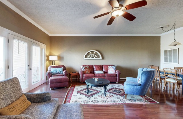 Lake-View All-Suite Retreat - Near Marina, Beach, Dining & Outdoor Activities