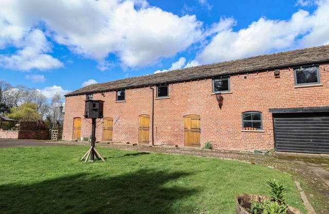 LAKE VIEW BARN, family friendly, with hot tub in Macclesfield