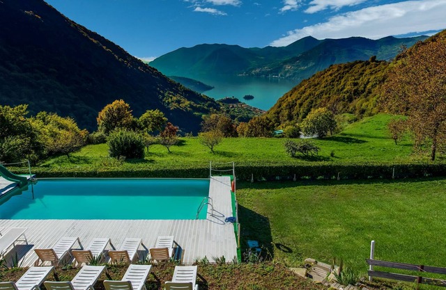 Lake view Chalet in Lombardy with Swimming Pool