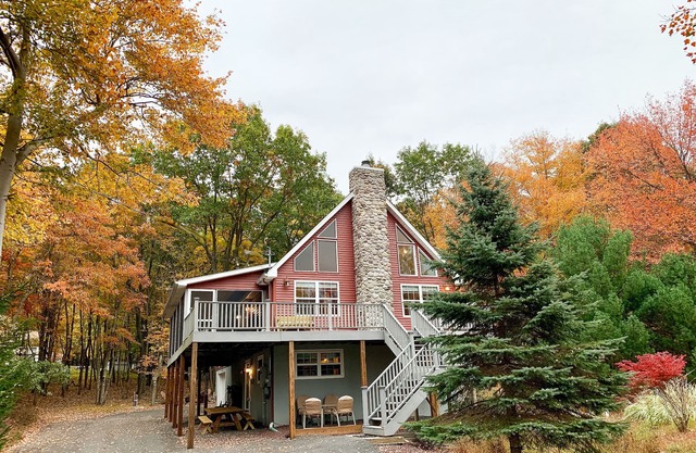 Lake View Chalet, Steps from Beach, Newly Renovate