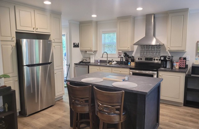 Lake view charming 2-bedroom house with WiFi in Martin.
