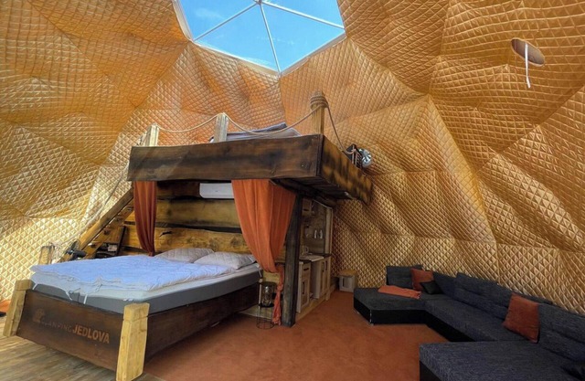 Lake view Dome Sleeps 6 -Hot tub -Fireplace