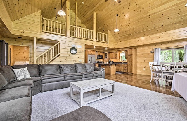 Lake View & Hot Tub: Wrightsville Cabin!