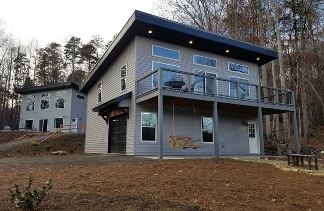 Lake view on Lake Lanier. House and garage apartment. Sleeps 10-12