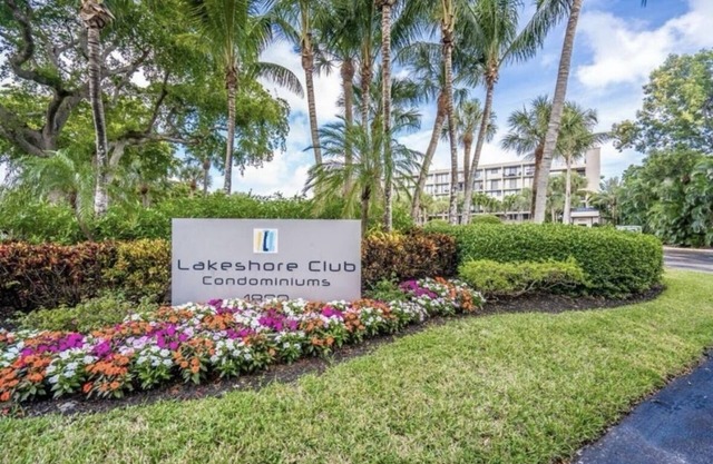 Lake view, pool, gym, 10 mins from West Palm!