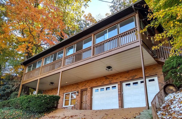 Lake view retreat with seven bedrooms and a scenic deck - pool & tennis access