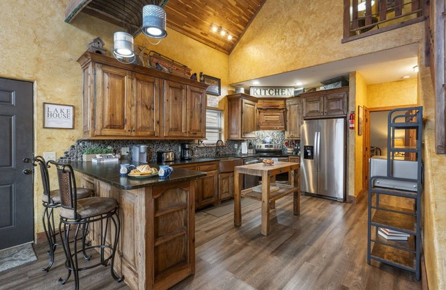 Lake Views with Access, Private Hot Tub, Billiards, SDC Tickets!