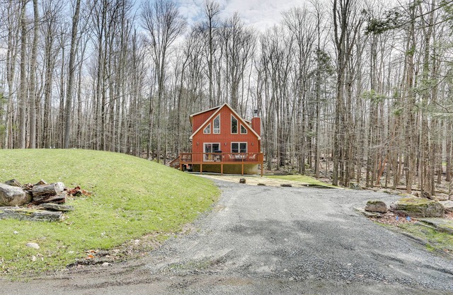 Lake Wallenpaupack Summer Getaway w/Pool Access!