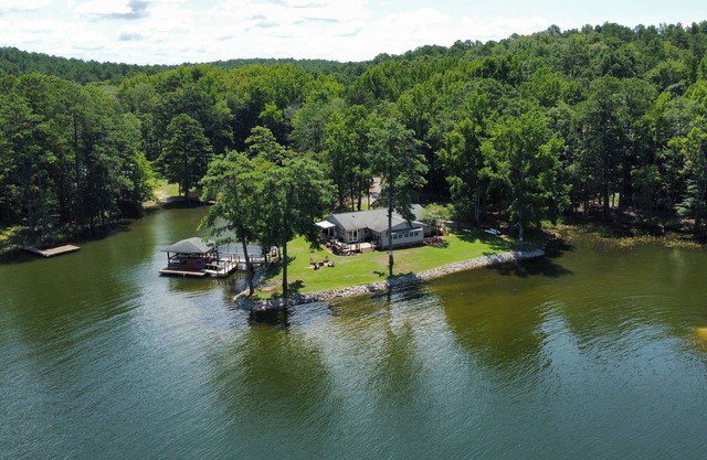 Lake Wateree SC Waterfront Home 3B/2Ba w/King Bed, Loads of Amenities & Dock!