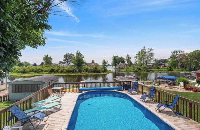 Lake Wawasee Retreat: private pool, hot tub & pier