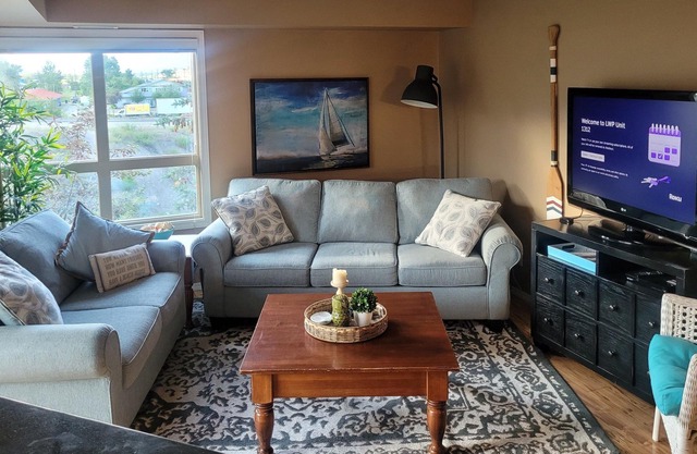 Lake Windermere Beach-themed Family Condo - 5 min. walk to Beach/20 min. to Ski!