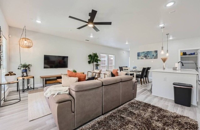 Lakecrest 4-bedroom house with AC in Grand Prairie