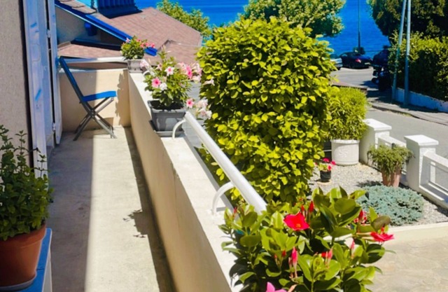 Lakefront house with garden, close to beaches. 3.5 km from Evian