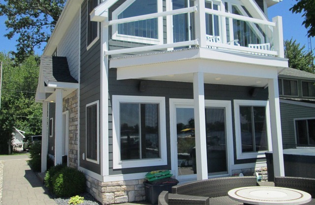 Lakefront Retreat with Hot Tub (on water)