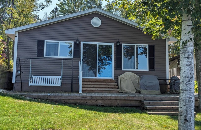 Lakefront 2-bedroom 2 bath, Sandy Beach & Pontoon, AC, wifi & newly renovated.