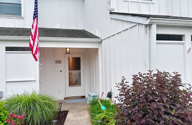 LAKEFRONT 2 Bedroom townhome in Mallard Lakes-Minutes from beach!