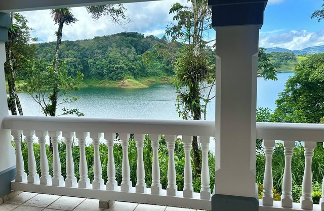 Lakefront 3 bed 3 bath townhouse with tennis court, pickleball court and pooln