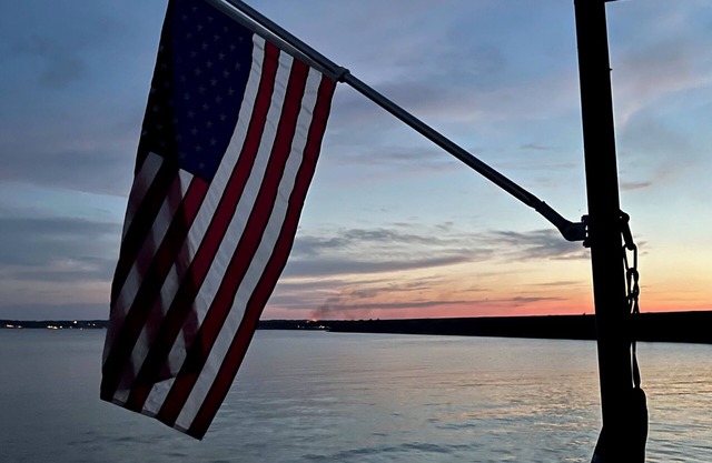 Lakefront 3 bedroom/2 bath Log Cabin with Dock, Deck & Amazing Sunset Views!