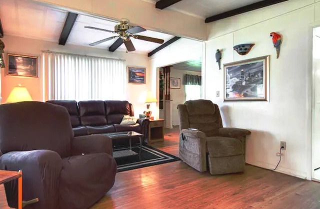 Lakefront 3 Bedroom Pet family with fishing dock