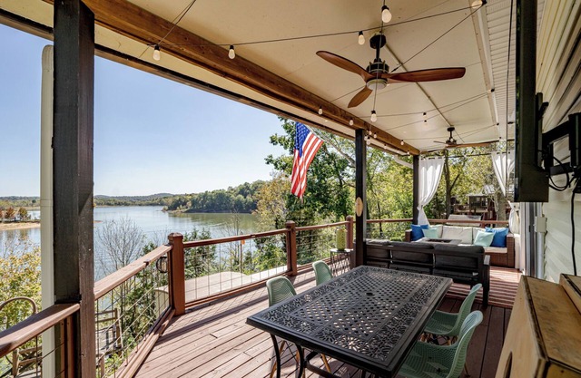 Lakefront 3BR/2BA-Wake Up to Views, Private Master Suite, Deck & Firepits!