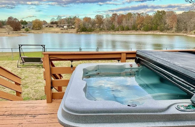 Lakefront 3BR Cozy House with BBQ & Hot Tub