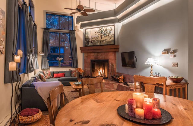 Lakefront 4-Season Stunning Home and Guest House W/Tennis Court & Full Gym