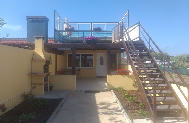 Lakefront 500 meters from the seafront. Pets accepted.