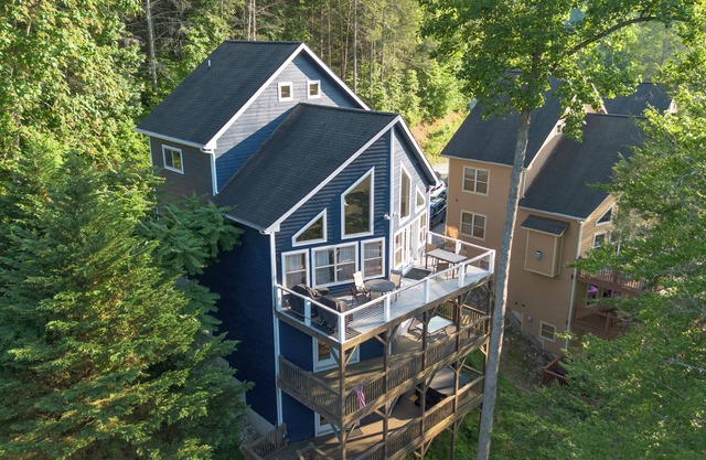 Lakefront 8 Bed; Sleeps 22; Hot Tub and Private Dock!