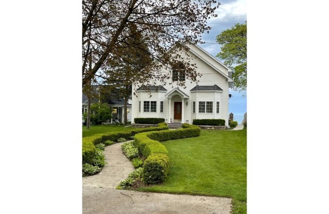 Lakefront 9 bedroom house sleeps 21+