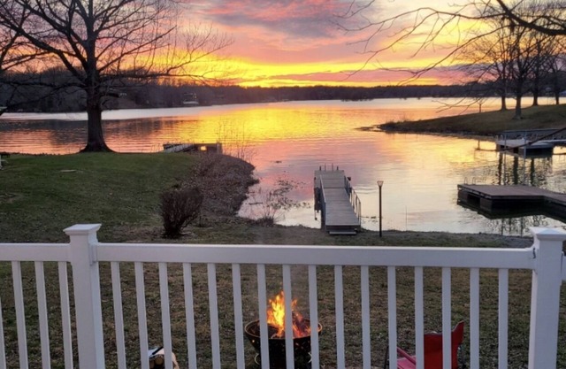Lakefront at Lake of Egypt sleeps 10! Dock/2 kayaks 2 paddleboards!