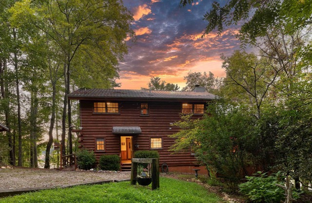 Lakefront Blairsville Cabin w/Deck + Dock!