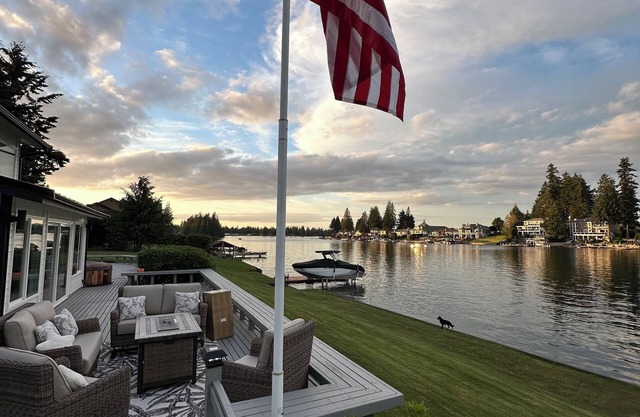 Lakefront Bliss with Docks , BBQ, Hot Tub & all the amenities!