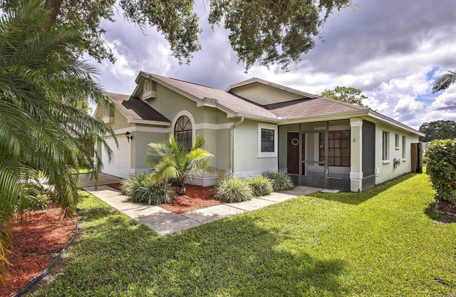 Lakefront Brandon Home w/Patio & Screened Lanai!