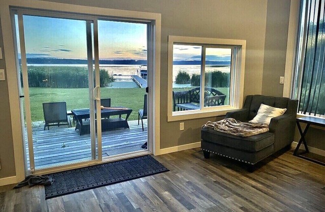 Lakefront Cabin on LacLaNonne! Perfect year round with ice & summer fishing!
