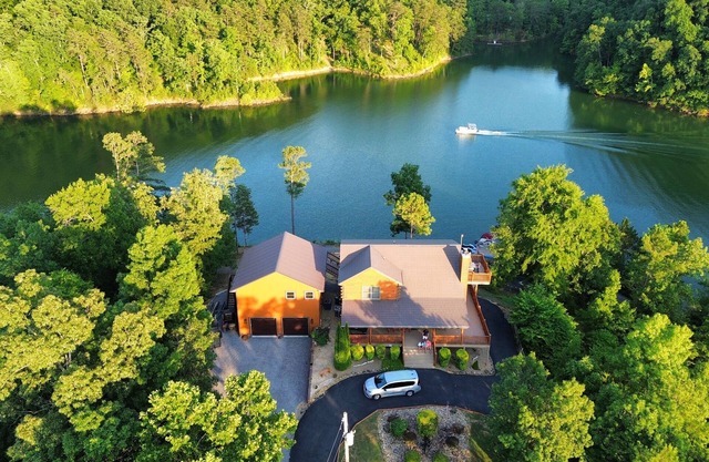 Lakefront Cabin in Paradise Landing Resort, Mountain Views, Private Dock.