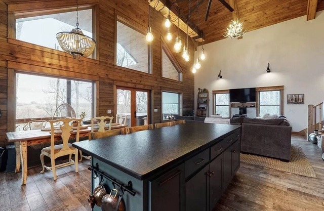 Lakefront Cabin in the Woods