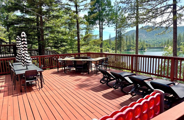 Lakefront cabin with private boat launch, with boat slip !