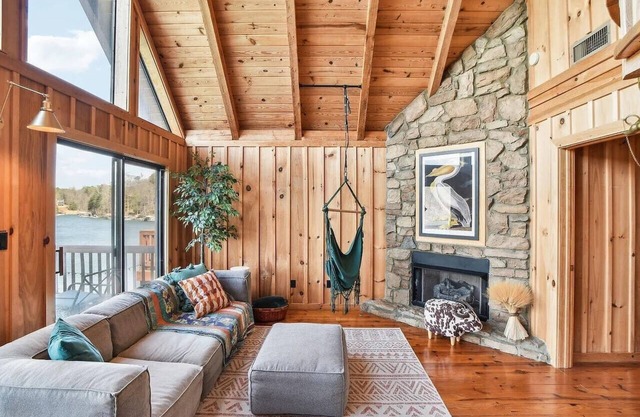 Lakefront Chalet 3BDR + Boat Slip + Gameroom