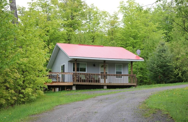 Lakefront chalet (Bear), 2 bedroom, private beach!