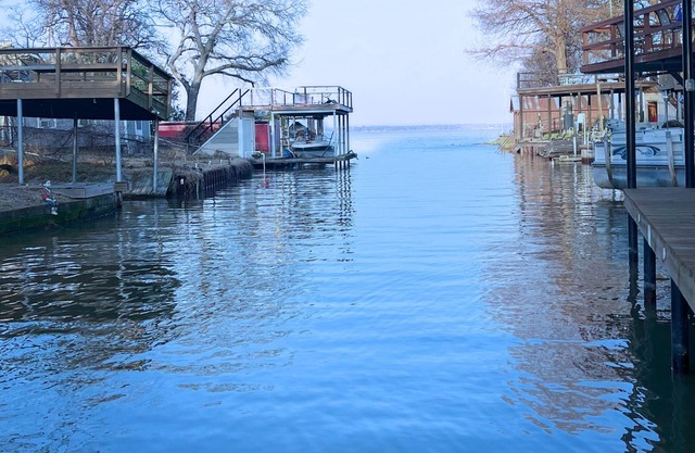 Lakefront Charming 3-bedroom home sleeps 10 - with private boat dock
