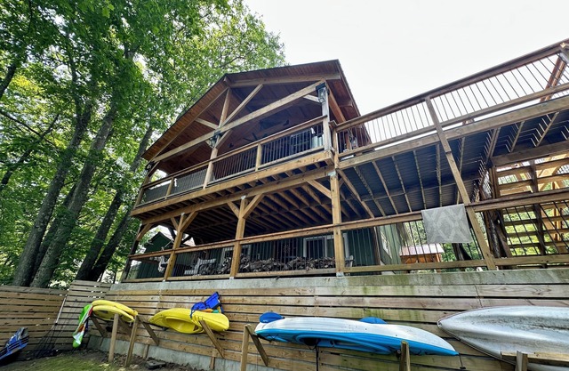 LAKEFRONT! Charming Chic Home.nSleeps 15, Pet-friendly!