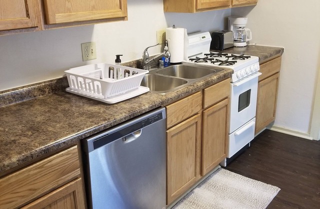 Lakefront Condo EXCELLENT LOCATION! With parking/kayak and boat rentals!