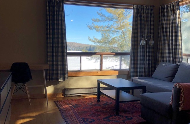 Lakefront cottage on Baptiste Lake